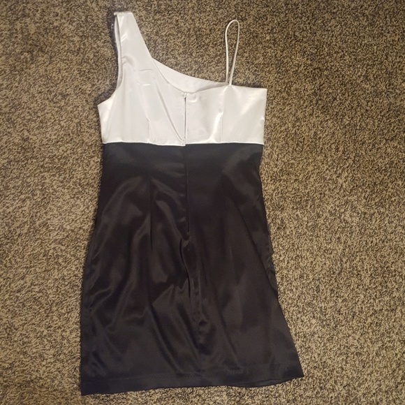 Dress - Picture 3 of 3